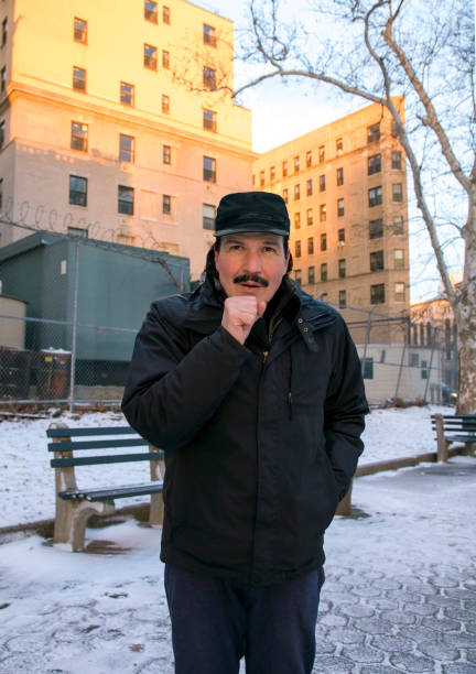 main de réchauffement d'homme avec le souffle en plein air en hiver - coughing illness men latin american and hispanic ethnicity photos et images de collection