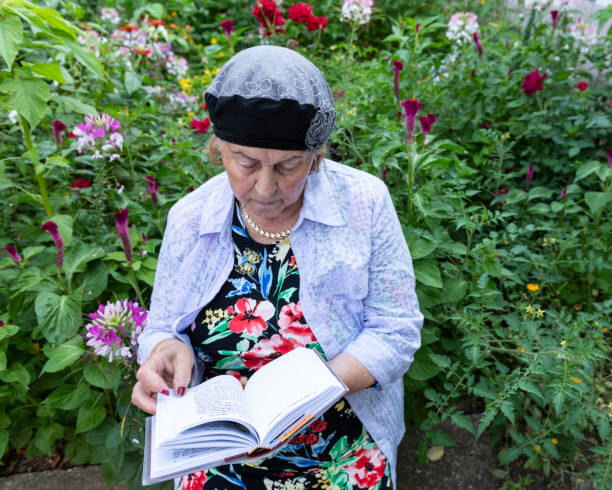 istock Jewish Woman Reading Her Prayer Book 1136500426