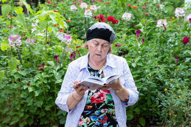 istock Jewish Woman Reading Her Prayer Book 1136500464