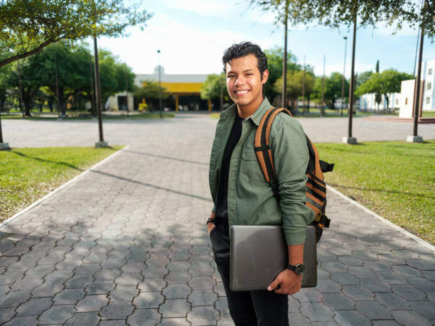 guapo estudiante universitario masculino - cultura hispanoamericana fotografías e imágenes de stock