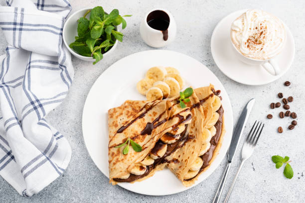 crepes mit banane, schokolade und cappucino - pancake blini russian cuisine french cuisine stock-fotos und bilder