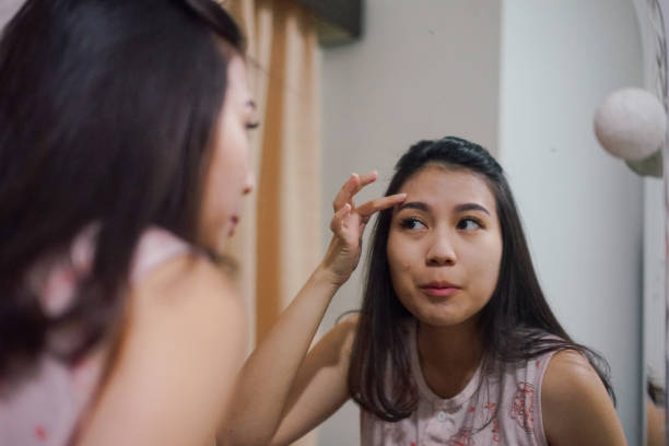 istock an young asian woman is using an eyebrow pencil 1136506672