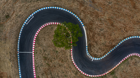 Curvando la vista de pista de carreras desde arriba, pista de asfalto carrera de coches de visión aérea y curva. photo