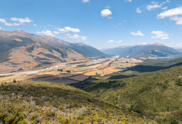 luftaufnahme des flusses wairau in der region marlborough, neuseeland - marlborough region zealand new landscape stock-fotos und bilder