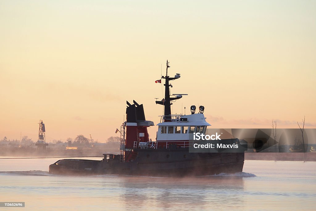 Rimorchiatore, mattina di nebbia sul fiume - Foto stock royalty-free di Acqua