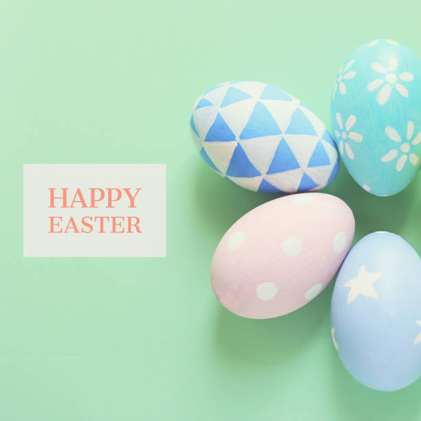 pastel and colorful easter eggs with happy easter word - easter text single word paint imagens e fotografias de stock