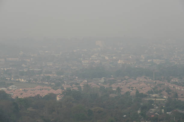 a poluição atmosférica má (pm 2.5) cobriu a cidade de chiang rai, a província do norte em tailândia. - smog city pollution town - fotografias e filmes do acervo