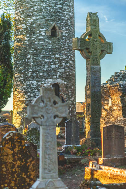 ancienne haute croix au site monastique de monasterboice, comté de louth, irlande - celtic cross republic of ireland cross shape cross photos et images de collection