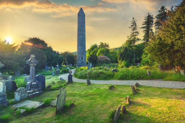 グレンダーロッホの古代僧院遺跡、ウィックロー州、アイルランド - celtic cross 写真 ストックフォトと画像