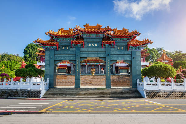 wen wu temple gate sun moon lake, taiwan - religion buddha buddhism temple imagens e fotografias de stock