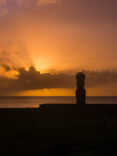 moai nell'ahu tahai durante il tramonto nell'isola di pasqua, cile, sud america. hanga roa - ahu tahai foto e immagini stock