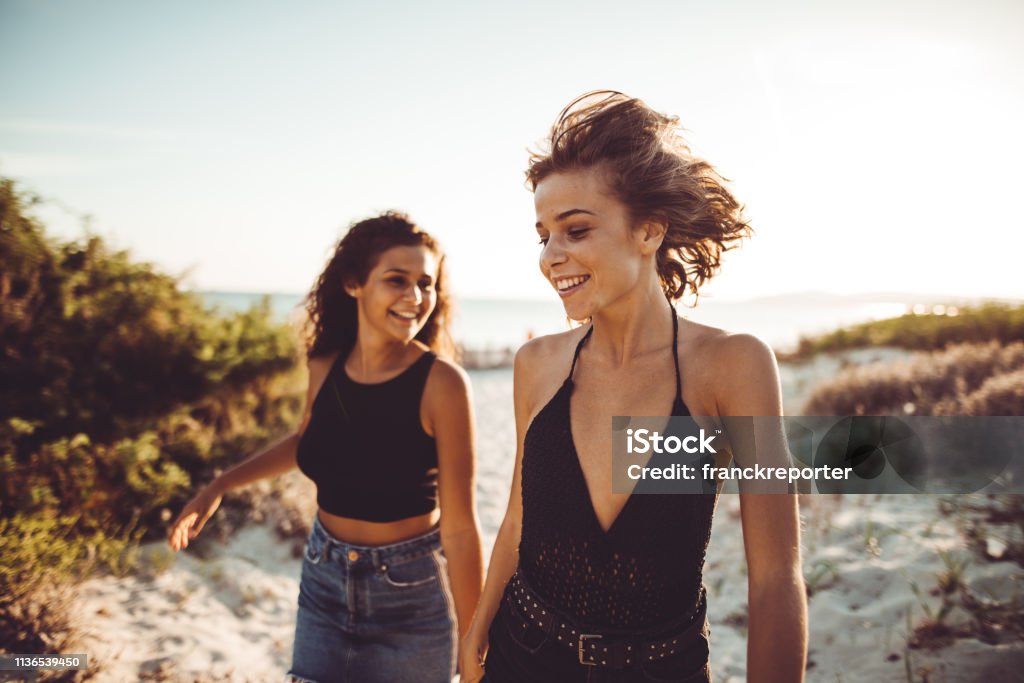 Frau läuft am Strand zusammen - Lizenzfrei Frauen Stock-Foto