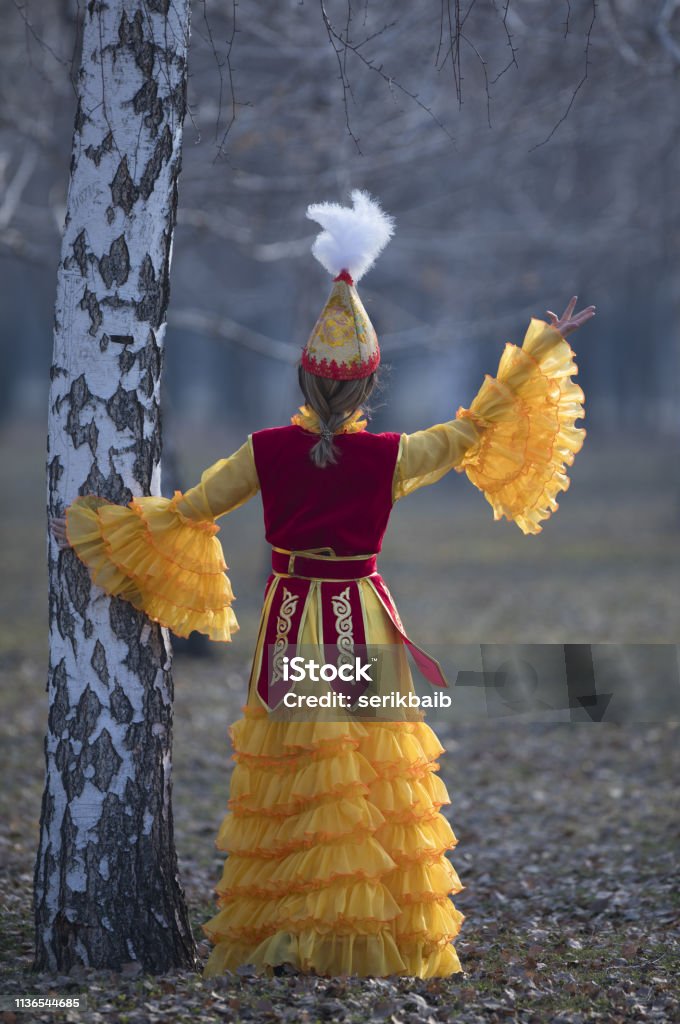 dançando menina em traje cazaque - Foto de stock de Almaty royalty-free