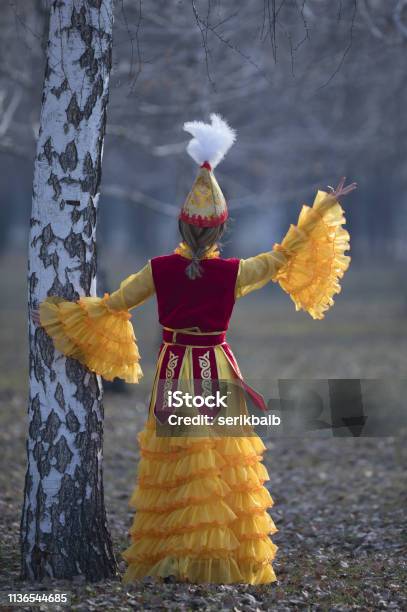 Foto de Dançando Menina Em Traje Cazaque e mais fotos de stock de Almaty - Almaty, Braço, Braço humano