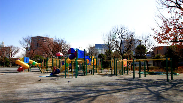 人のいない公園の子供の遊び場機器 - 屋外遊具 ストックフォトと画像