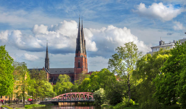 cathédrale majestueuse d'uppsala - uppsala cathedral photos et images de collection