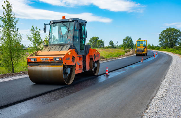 Tyumen, Russia - July 31, 2018. Reconstruction of the highway. Roller compacts asphalt on road during the construction of the road. Reconstruction of the highway, Tyumen, Russia: July 31, 2018. Roller compacts asphalt on road during the construction of the road. compaction of the pavement in road repairs hard bituminous coal stock pictures, royalty-free photos & images