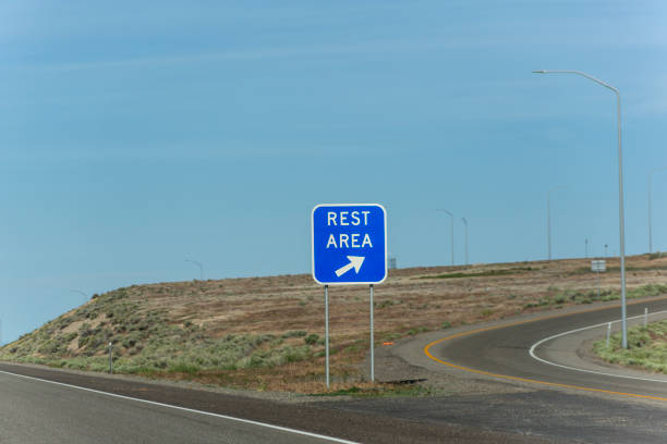 유타와 네바다 미국 아메리카 사이 고속도로에서 휴게소 교통 표지판 - rest area 뉴스 사진 이미지