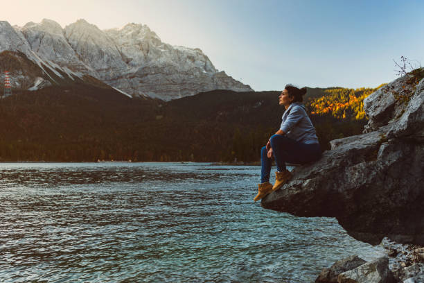 godersi l'alba sul lago eibsee, germania - zugspitze mountain mountain summer european alps foto e immagini stock