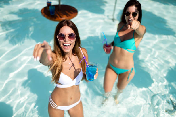 夏休みを楽しんでいる友達のグループ。ライフスタイル, 友情, 旅行と休日の概念 - beach men party bikini ストックフォトと画像