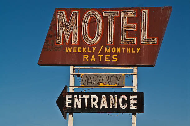 Motel con señal de Vacancy - foto de stock