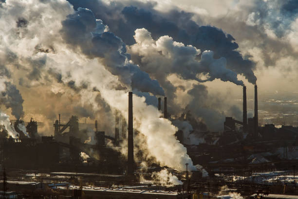 вид на магнитогорский металлургический завод - air emissions стоковые фото и изображения