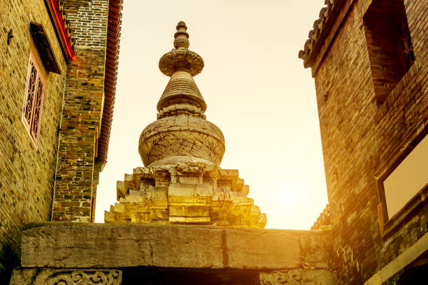 tour de pierre antique - zhenjiang photos et images de collection