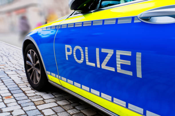 polizei schildert an deutschem polizeiauto - deutschland stock-fotos und bilder