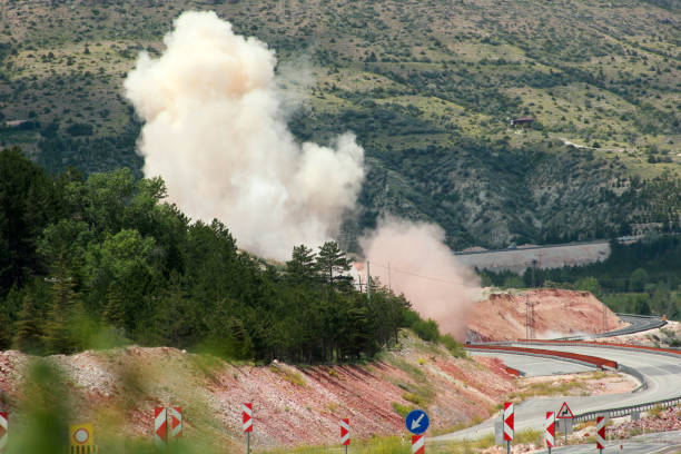 строительная площадка динамит взрывных - огромные smoky горы стоковые фото и изображения