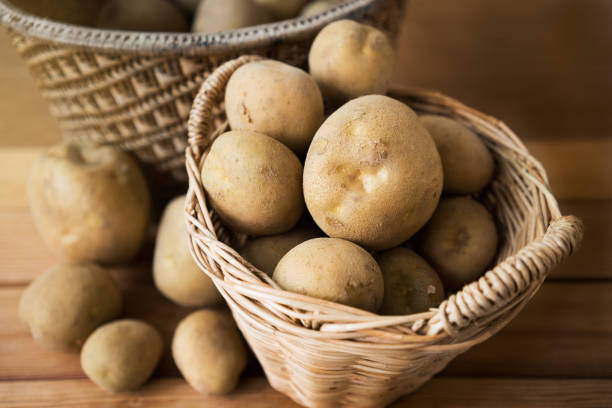 картофель в корзине. - raw potato root vegetable vegetable sack стоковые фото и изображения