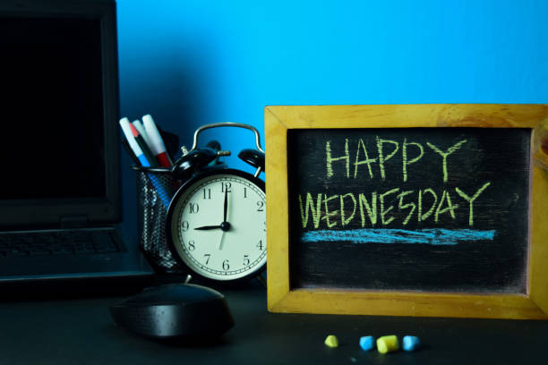 feliz miércoles planificación en el fondo de la mesa de trabajo con suministros de oficina - miércoles fotografías e imágenes de stock