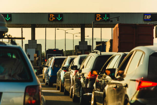 voitures et camions d'attente au point de l'autoroute à péage-station de péage de contrôle des embouteillages-péage routier péage - péage photos et images de collection