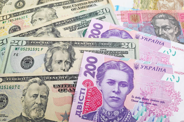 dólar estadounidense y hryvnia ucraniano - ukraine hryvnia currency paper currency fotografías e imágenes de stock