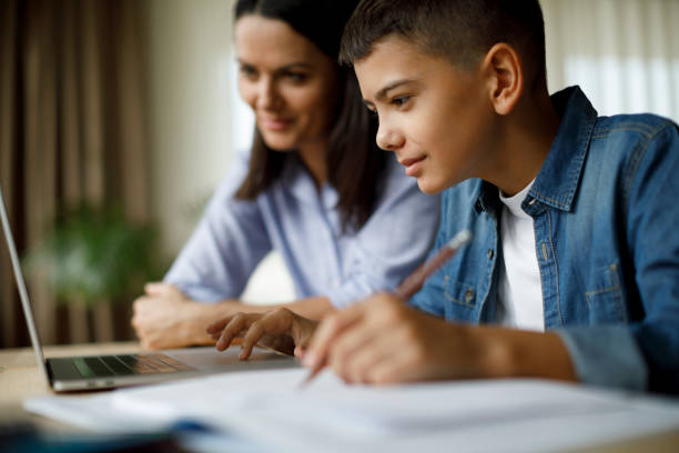 matka pomaga nastolatkowi w odrabianiu lekcji - homework child mother parent zdjęcia i obrazy z banku zdjęć