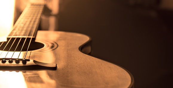 guitarra acústica de cerca en un hermoso fondo de color photo