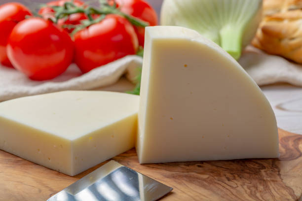 queijo italiano, queijo de vaca provolone dolce de cremona servido com pão de oliva e tomate - provolone - fotografias e filmes do acervo