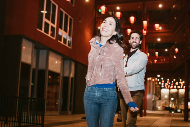 pareja feliz explorando chinatown en el centro de los ángeles en la noche - paper lantern flash fotografías e imágenes de stock