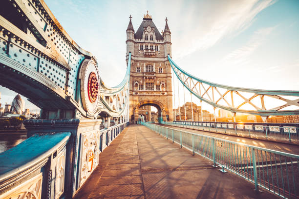 spettacolare tower bridge a londra al tramonto - tower bridge london skyline london england thames river foto e immagini stock