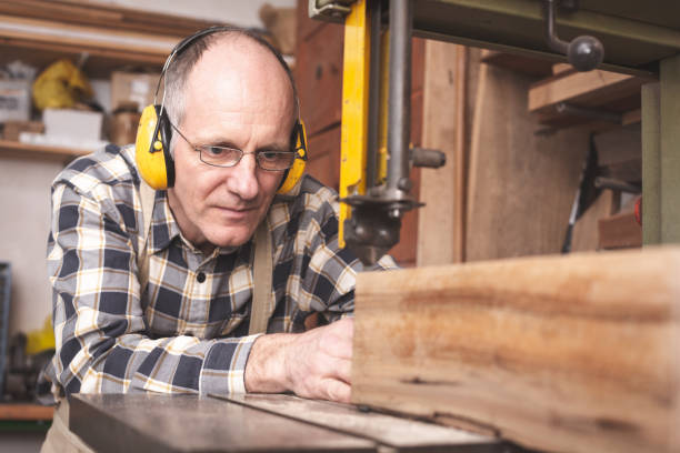 istock Mature carpenter working on a bandsaw 1136609273