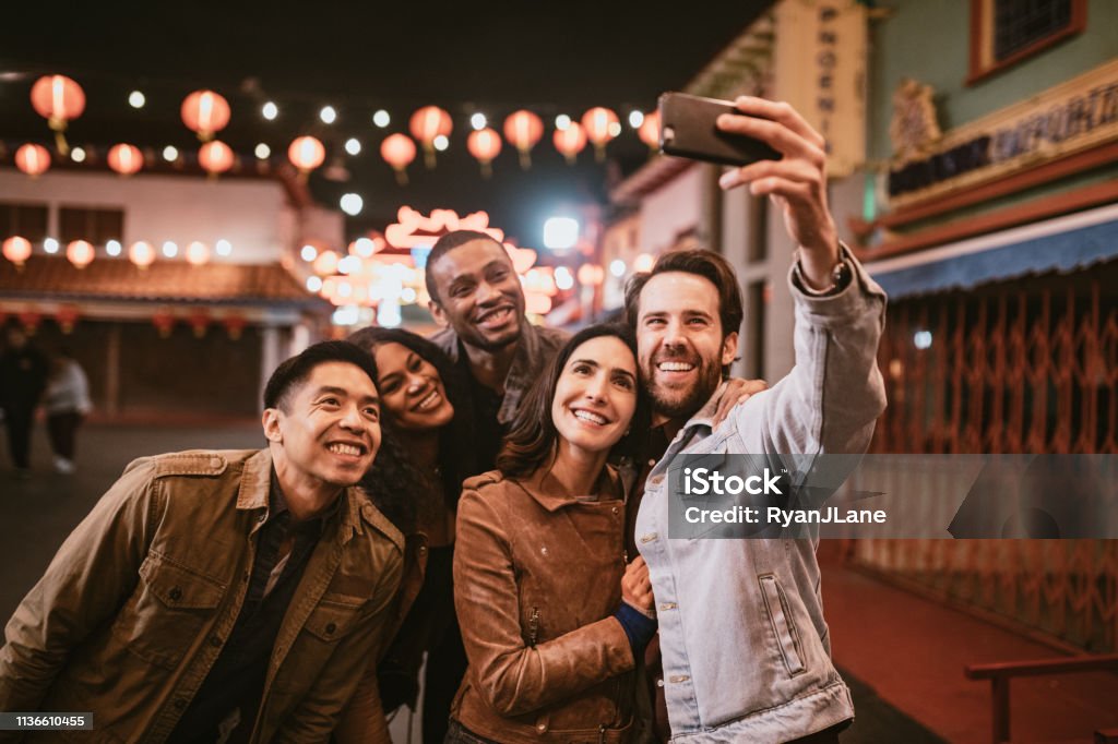 Amigos Take Selfie en Chinatown Downtown Los Angeles at Night - Foto de stock de Amistad libre de derechos