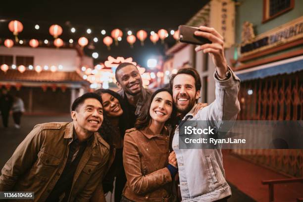 Amigos Take Selfie En Chinatown Downtown Los Angeles At Night Foto de stock y más banco de imágenes de Amistad