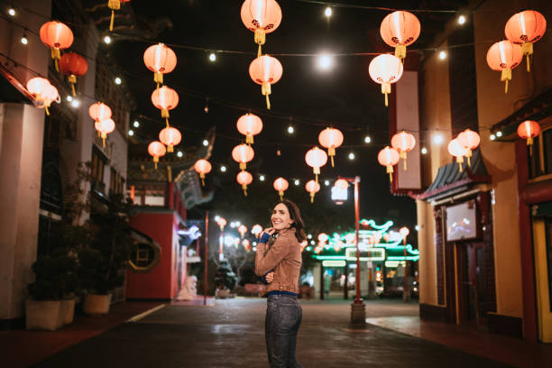 mujer explora chinatown en el centro de los ángeles en la noche - paper lantern flash fotografías e imágenes de stock