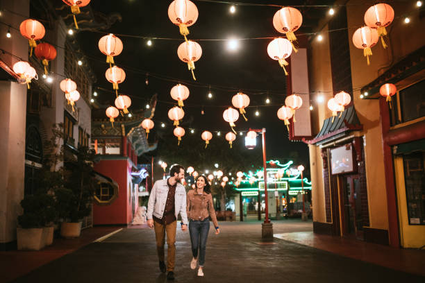 pareja feliz explorando chinatown en el centro de los ángeles en la noche - paper lantern flash fotografías e imágenes de stock