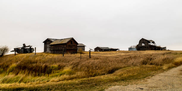 abondoned budynków gospodarskich kropka krajobraz wzdłuż hwy 4, saskatchewan, kanada - 7653 zdjęcia i obrazy z banku zdjęć