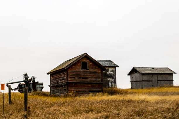 les bâtiments de la ferme abondoned parsèment le paysage le long de l'autoroute 4, saskatchewan, canada - 7654 photos et images de collection