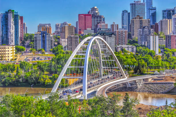 panoramiczne letnie miasto - north saskatchewan river zdjęcia i obrazy z banku zdjęć