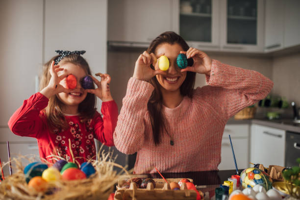 familia con coloridos huevos de pascua - traditional games fotografías e imágenes de stock