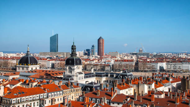 vista aérea dos telhados da cidade francesa de lyon com o monumento e as torres do hotel dieu do distrito de part-dieu - urban scene aerial view building feature clear sky - fotografias e filmes do acervo