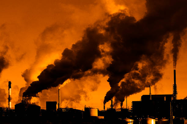 poluição má qualidade do ar fábrica fumaça pilhas ambiente - pollution smoke stack air pollution smoke - fotografias e filmes do acervo