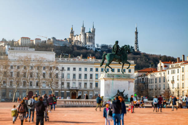 Place Bellecour berühmter großer Stadtplatz in der französischen Stadt Lyon in der Frühlingssaison mit vielen Touristen – Foto